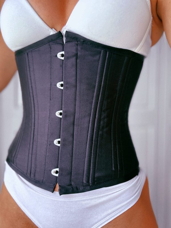 CORSET CORTO SATINADO NEGRO. - Imagen 2